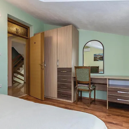 Semesterbostad Awesome In Polje Mirlovic-Polje