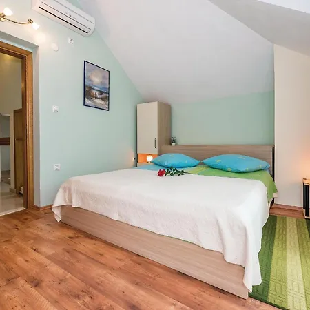 Semesterbostad Awesome In Polje *