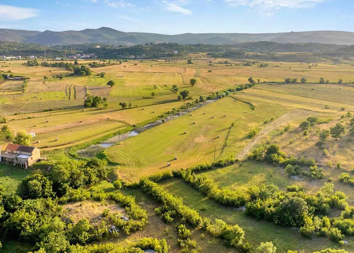 Awesome In Polje Feriehus Mirlovic-Polje