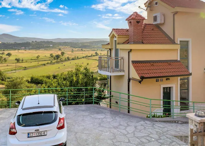 Vakantiehuis Awesome In Polje Mirlovic-Polje